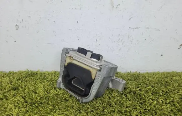 Volkswagen Golf VII Engine mount bracket 5q0199262db