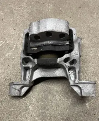 Mazda CX-5 Engine mount bracket
