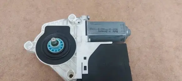 Volkswagen PASSAT CC Front door window regulator motor 3C0959793C 3C8959701