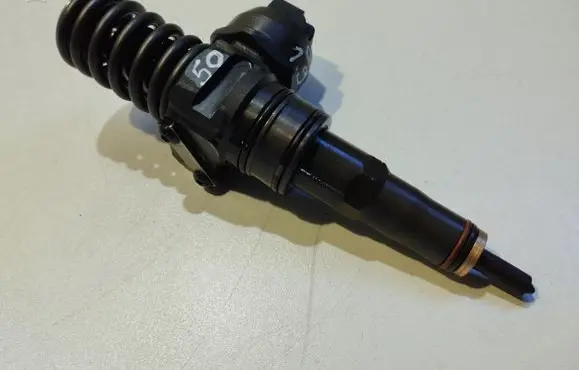 Skoda Octavia Mk2 (1Z) Fuel injector 0414720215 038130073AG