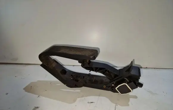 Mercedes-Benz C W204 Accelerator throttle pedal A2033010001