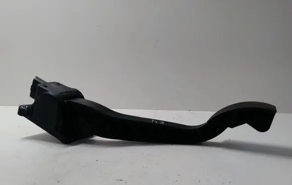 Accelerator throttle pedal