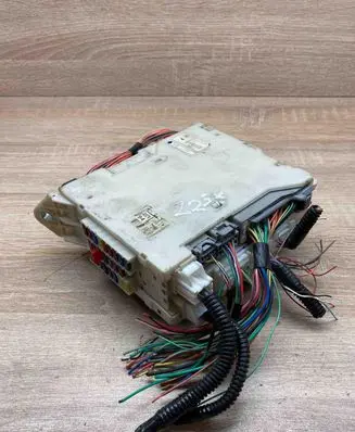 Toyota Auris 150 Fuse module 8273053130 5J110001