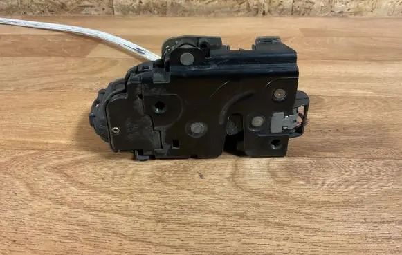 Audi TT Mk1 Front door lock 8N1837016 PA66309GF