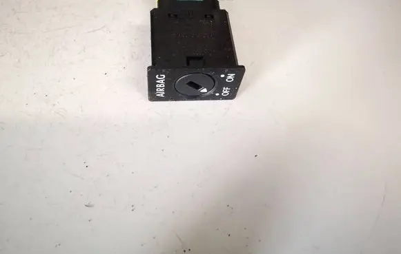 Passenger airbag on/off switch