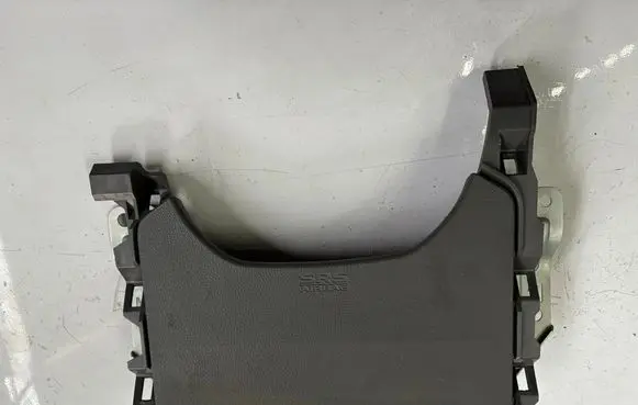 Mitsubishi L200 Knee airbag 