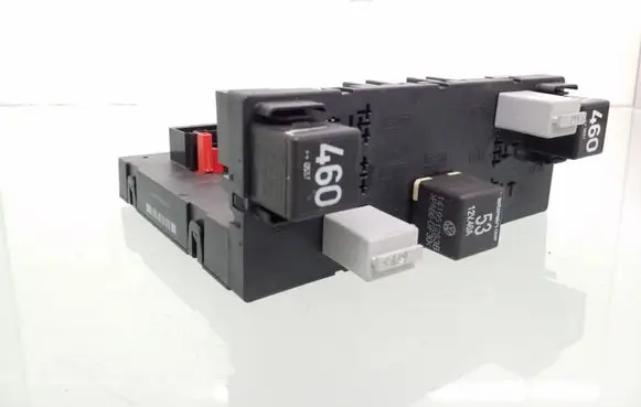Volkswagen Golf V Fuse module 3C0937049D