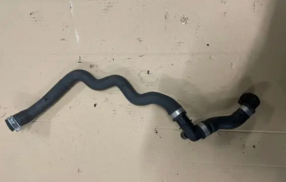 Coolant pipe/hose