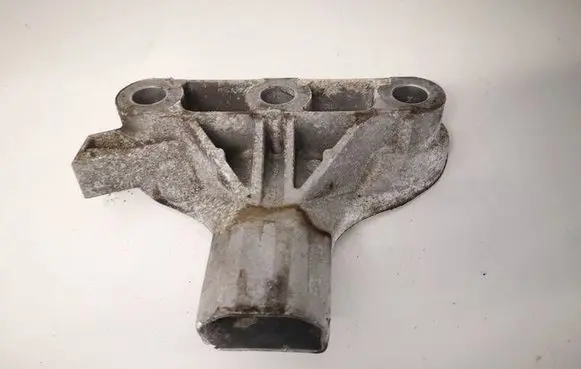Mercedes-Benz A W176 Engine mounting bracket V07433