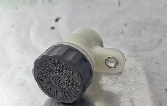 Honda CR-V Brake fluid reservoir 