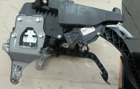 Opel Zafira C Pedal assembly 23335391