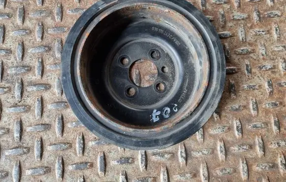 Volkswagen PASSAT B6 Crankshaft pulley 03G105243C