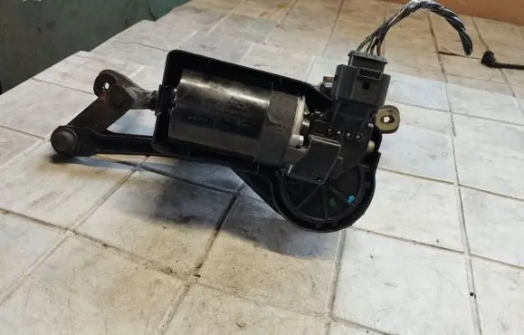 Volkswagen Fox Front wiper linkage and motor 006B20070
