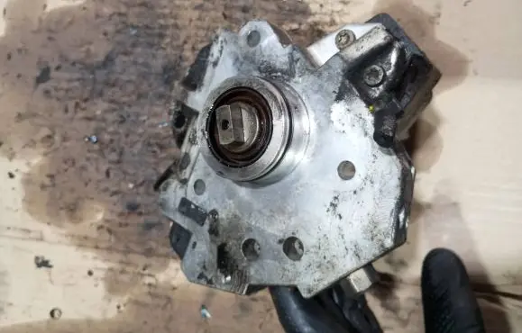 Volvo V70 Fuel injection high pressure pump 8689591
