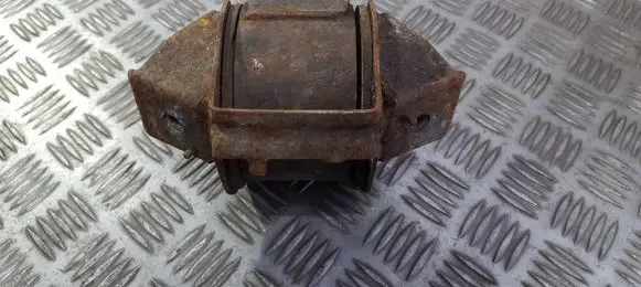 Volkswagen PASSAT B3 Engine mount bracket