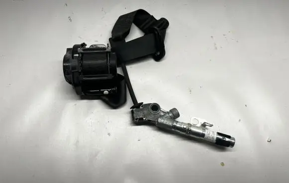 Ford Mustang VI Front seatbelt JR3BR699D64AF3ZHE