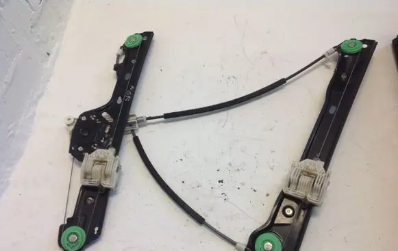 BMW 1 E81 E87 Front window lifting mechanism without motor 7067795S