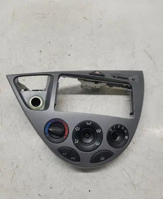 Ford Focus Radio/GPS head unit trim A047A04