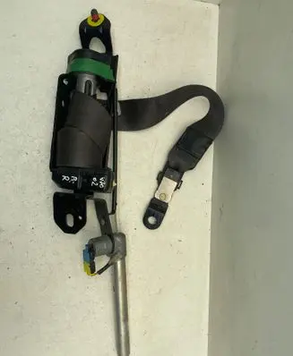 Volvo V70 Front seatbelt 8665872 E50068