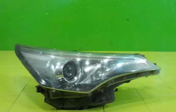 Toyota Avensis T270 Headlight/headlamp PRZOD XP260
