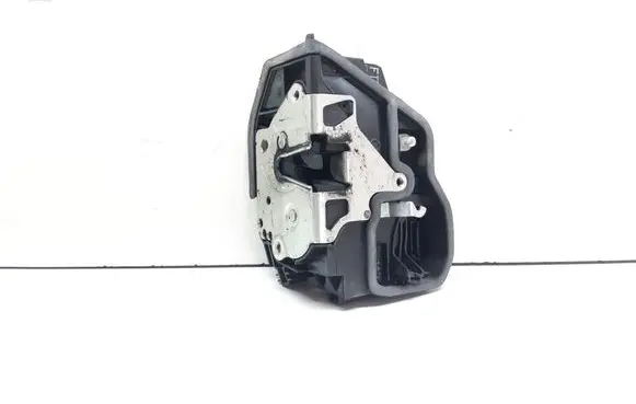 BMW X3 E83 Front door lock 7202143