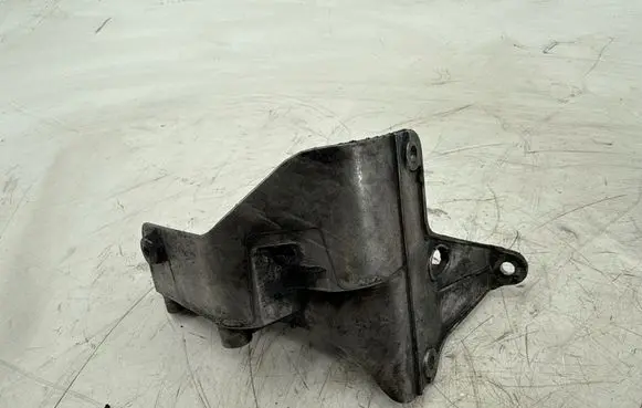 Mercedes-Benz C W203 other engine part A64609405