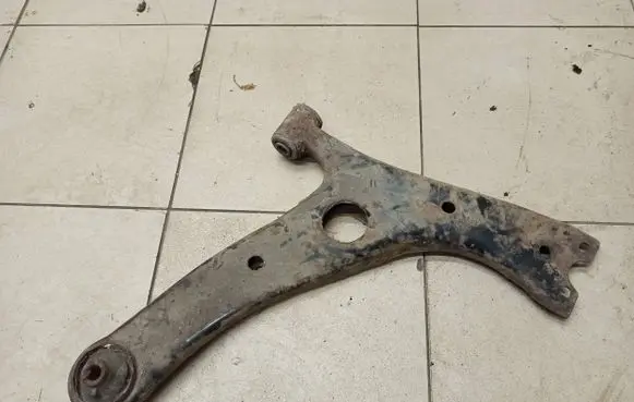 Toyota RAV 4 (XA20) Front lower control arm/wishbone