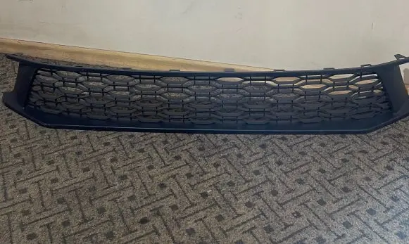 Dacia Sandero Front bumper lower grill 622547209R