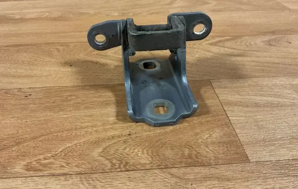 Opel Insignia A Front door lower hinge A046574