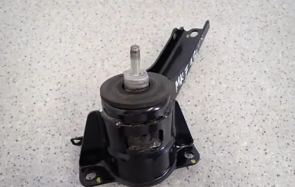 Suzuki Swift II Engine mount vacuum valve 