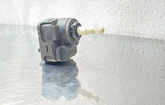 Opel Omega B1 Headlight level adjustment motor 00728230