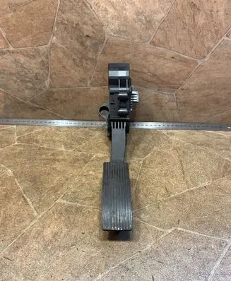 Accelerator throttle pedal