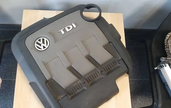 Volkswagen Polo V 6R Engine cover (trim) 03P103925