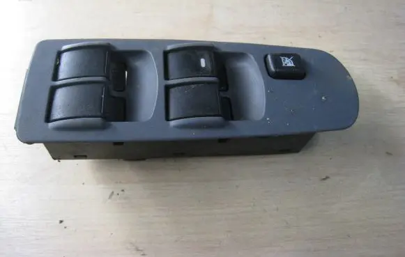 Mitsubishi Colt Electric window control switch MR587475