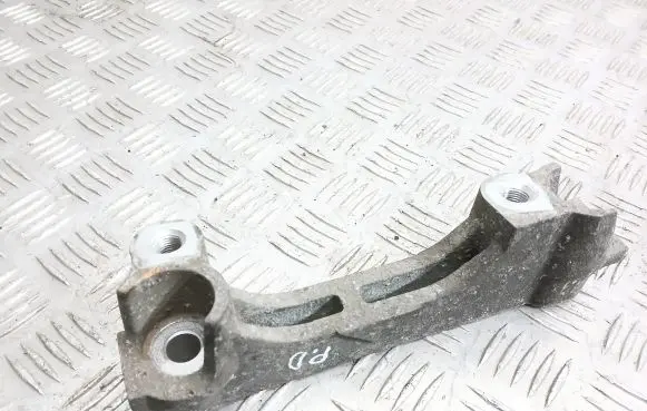 Toyota Avensis T270 Engine mounting bracket