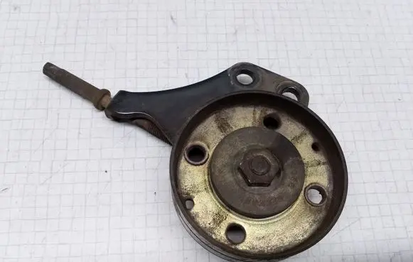 Nissan Primera Generator/alternator belt tensioner 337003C