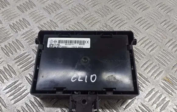 Renault Clio III Relay mounting block 8201054119