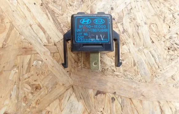 Hyundai i30 Hazard warning light relay 955501E000