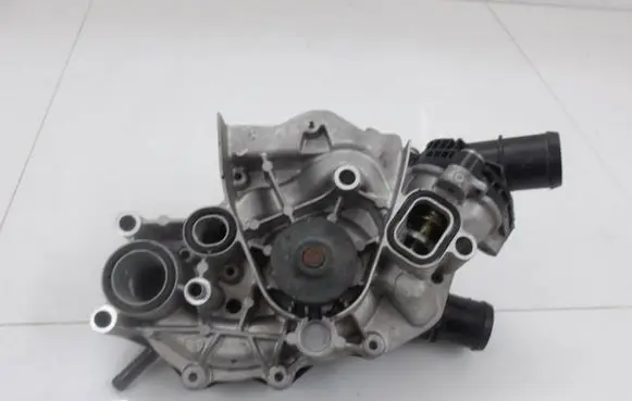 Volvo XC40 Water pump 32208947
