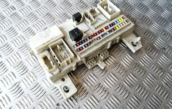 Volvo V50 Fuse module 30765015 05013000