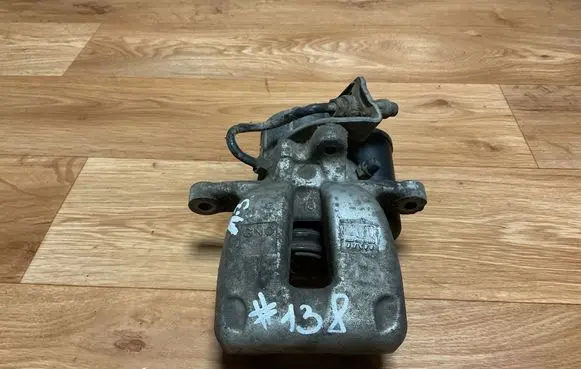 Volkswagen PASSAT B6 Rear brake caliper 32330208