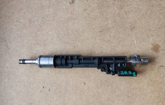 BMW X3 F25 Fuel injector 7639994 13647639994
