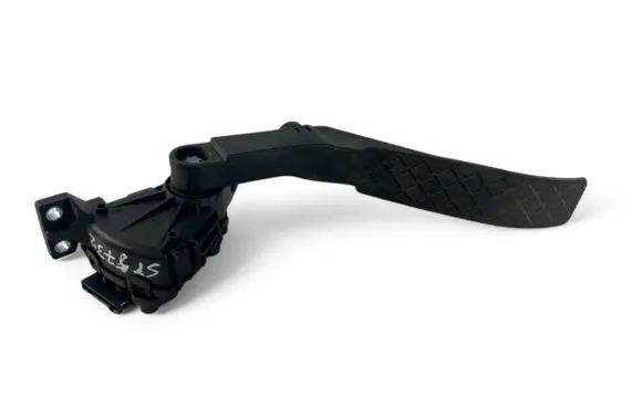 Accelerator throttle pedal