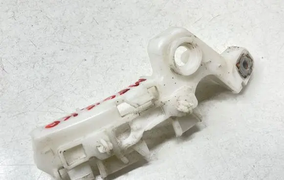 Front bumper mounting bracket