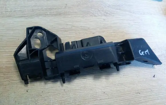 Front bumper mounting bracket