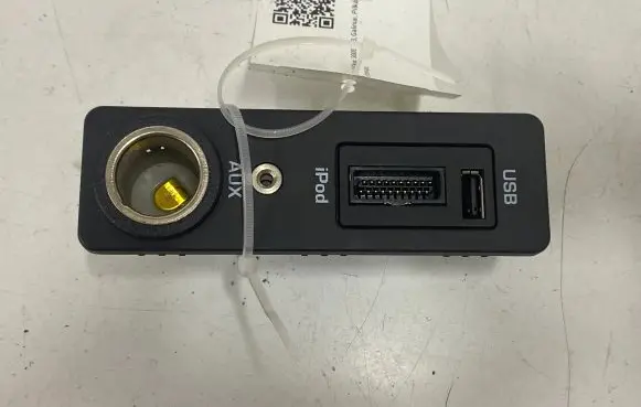 Jaguar XF X250 AUX in-socket connector 80657961 8X2319C166AB A2C53252704