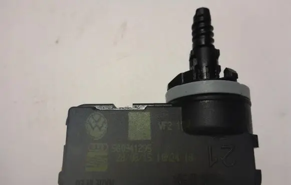 Volkswagen Golf VII Headlight level adjustment motor 