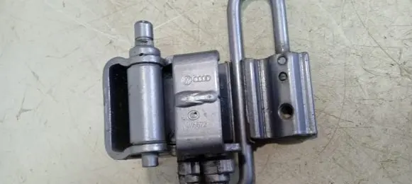 Audi A6 S6 C6 4F Front door lower hinge 8E0833412E