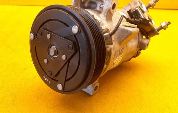 Volvo XC40 Air conditioning (A/C) compressor (pump) P32260849
