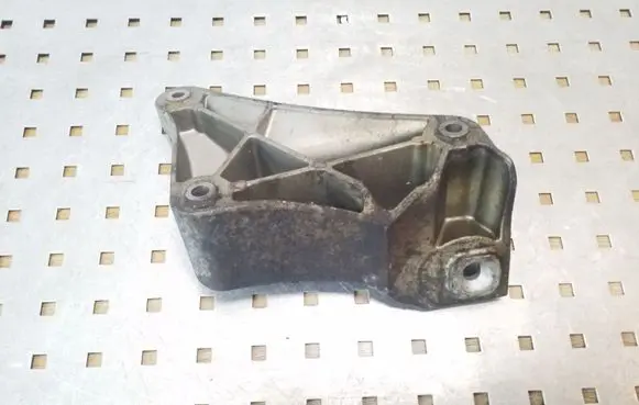 BMW 5 E39 Engine mounting bracket 6750441